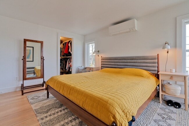 Building Photo - Stunning 4 Bed 2.5 Bath Steps from Willards Beach