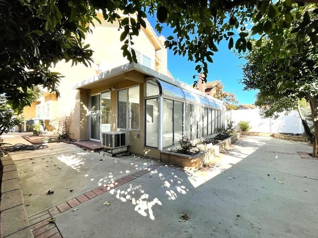 Building Photo - 15531 Oakhurst St