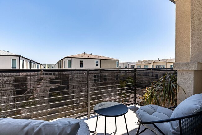 Building Photo - LIGHT & BRIGHT 2 BEDROOM W/GARAGE & LAUNDR...