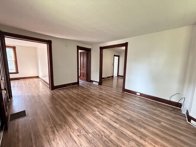 Building Photo - 306 N Elm Ave