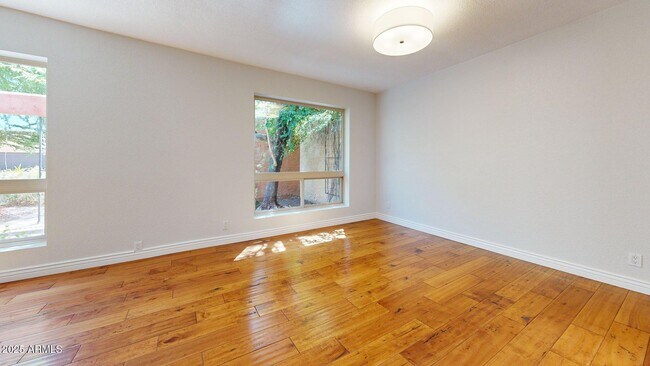 Building Photo - 2534 S Grandview Ave