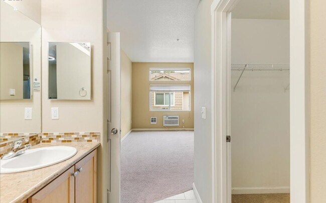 Building Photo - Bright 2BR / 2BA End-Unit Tanasbourne Condo w/ High Ceilings, Gas Fireplace, Private Balcony + At...