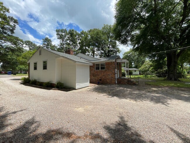 Building Photo - 106 Silver Bluff Rd