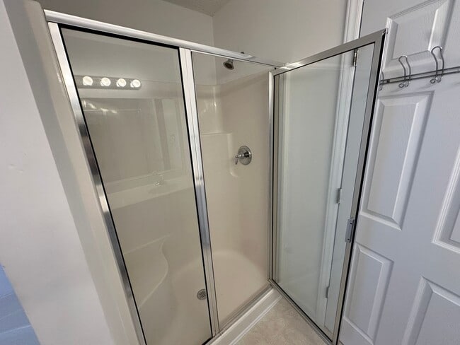 Building Photo - Beautiful 3 bedroom home on over 3/4 acres with huge garage.