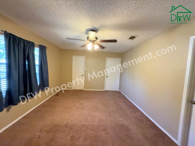 Building Photo - Charming 3-Bedroom Home with Fenced Backyard & Fireplace in Arlington!