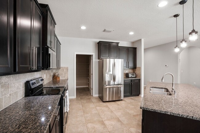 Building Photo - Your Dream Home Awaits!!!