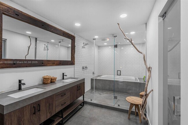 Building Photo - 6830 SW 69th Ave