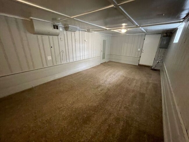 Building Photo - Charming 3 bedroom, 1.5 bathroom home in I...