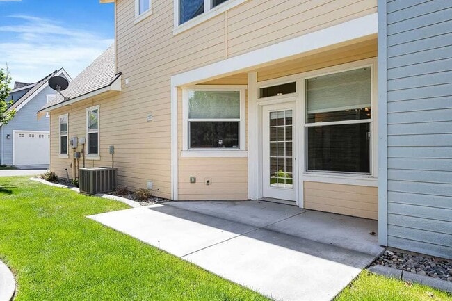 Building Photo - Craftsman Style Townhome in Private Neighb...