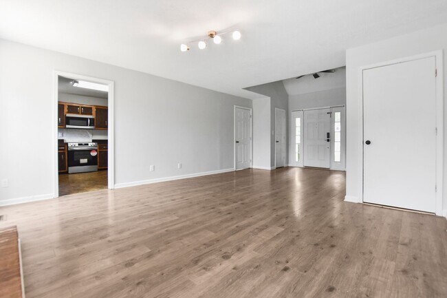 Building Photo - Pet Friendly Three Bedroom!