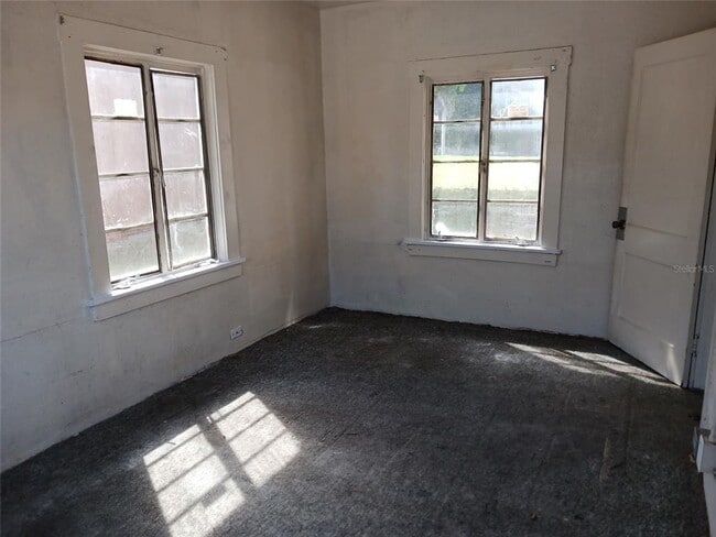 Building Photo - 720 6th St NE