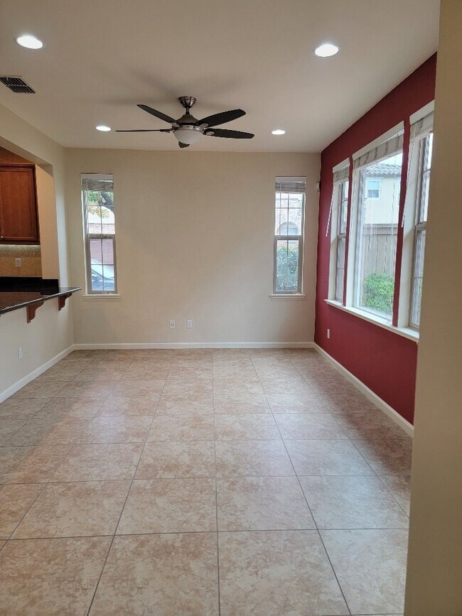 Building Photo - 3 Bedroom 3 bath house with a loft for rent in Folsom in the Parkway.  Solar & 240V Electric Car ...