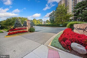 Building Photo - 307 Yoakum Pkwy