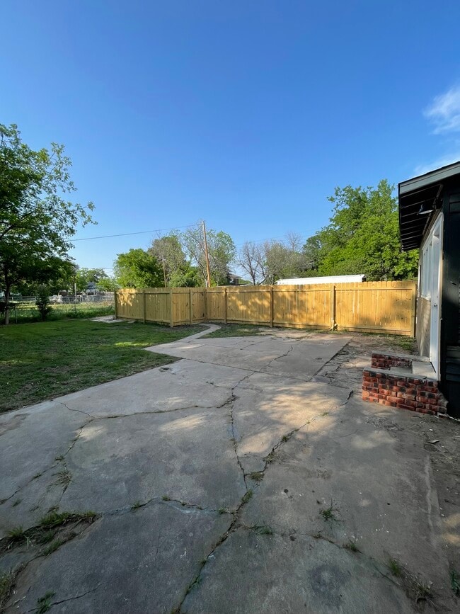 Building Photo - 1005 Ave I