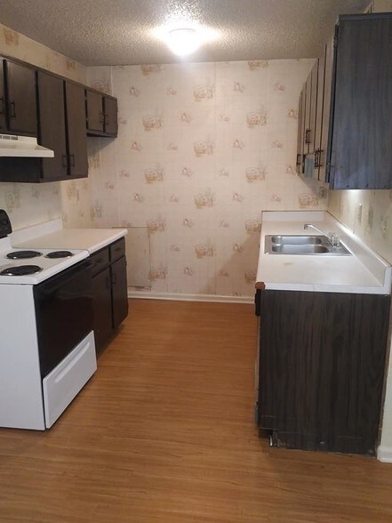 kitchen - 1502 E Beverly Dr