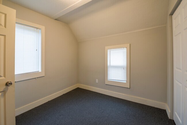 Building Photo - 2418 3rd St NE