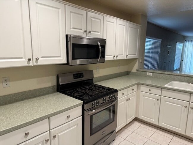 Building Photo - Single Story Halfplex in Natomas