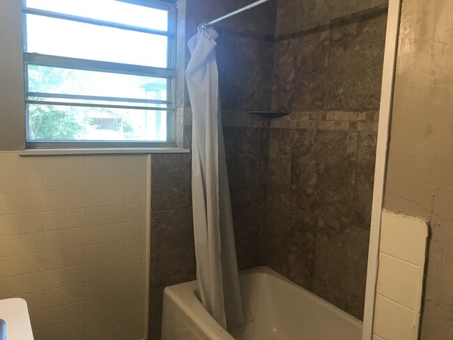 Building Photo - 3/1.5 pet friendly Gilmer