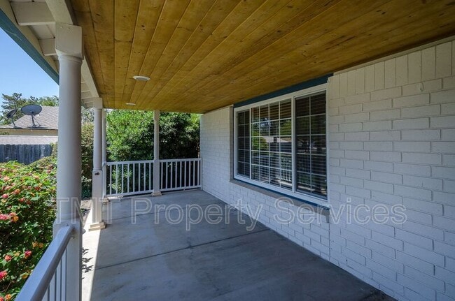 Building Photo - 485 Meadowbrook Dr