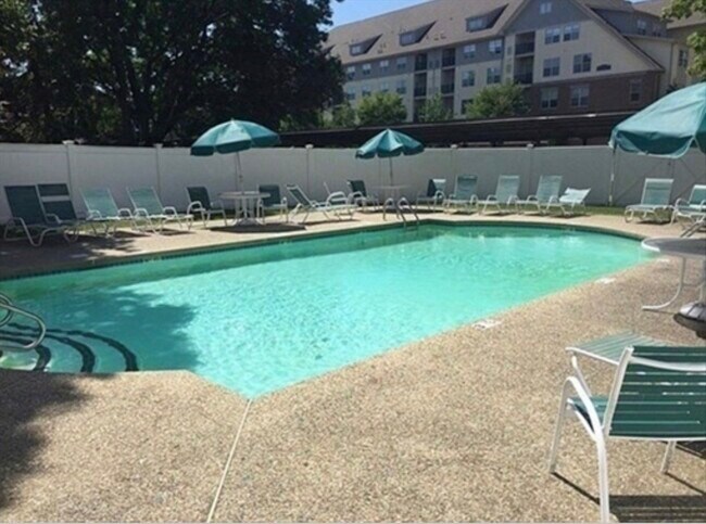 Building Photo - 136 Boylston St