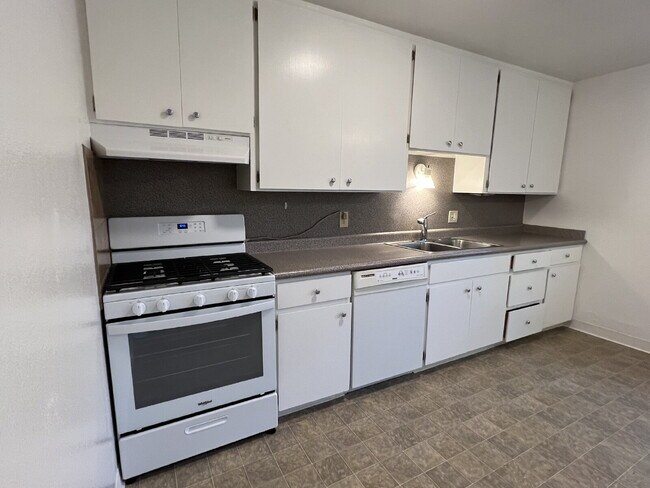 Building Photo - Charming Duplex Near Downtown Santa Rosa!