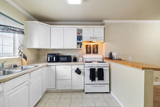 Building Photo - 11050 Keswick St