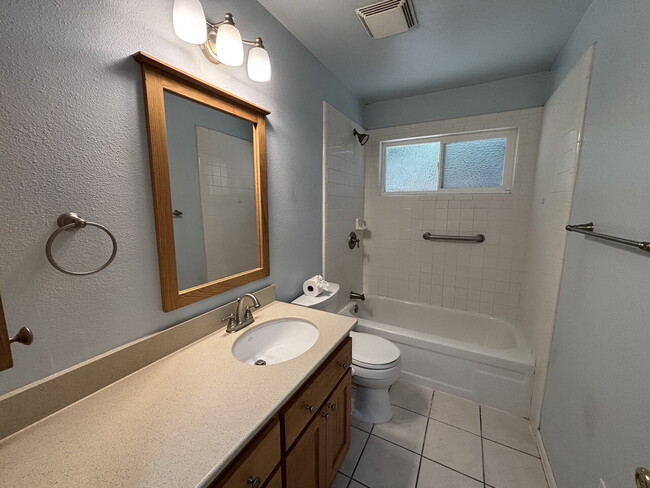 Building Photo - Darling 2-bed home with private lot nestle...