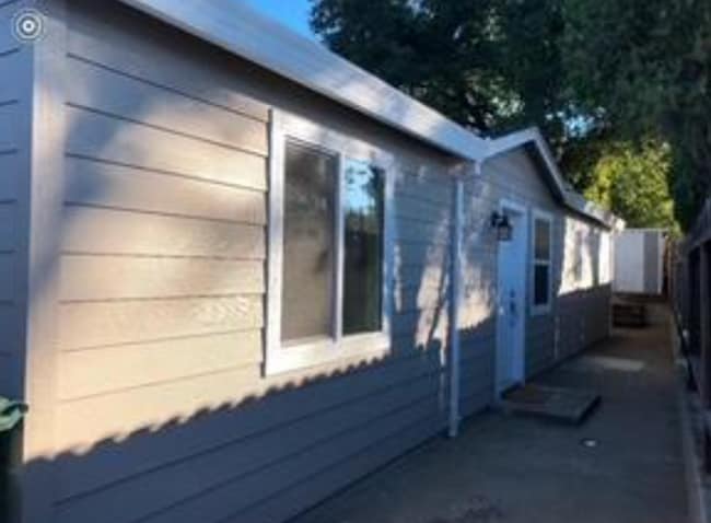 Building Photo - ADORABLE 1 Bedroom Home w/ TONS of Extras!...