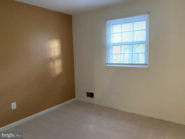 Building Photo - 6802 Dina Leigh Ct