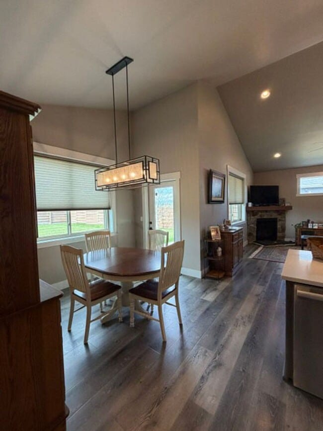 Building Photo - Gorgeous Silverbrook Home