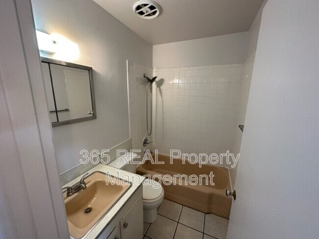 Building Photo - 2446 25th Ave