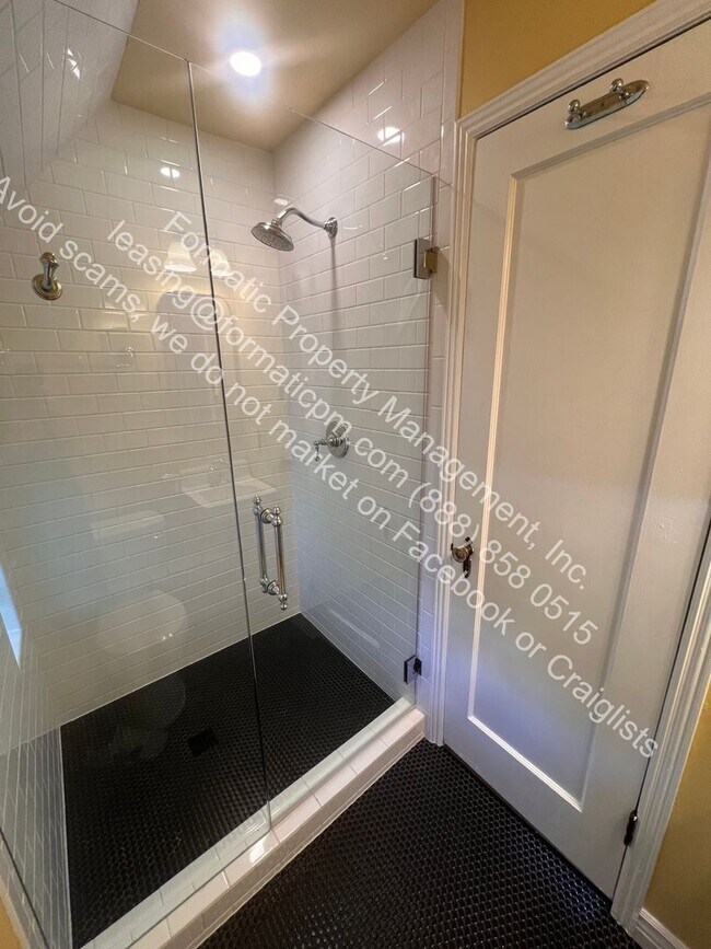 Building Photo - Free Perks, Pet-Friendly Oversized 4-Bedro...