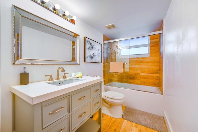 Building Photo - 1 SE 12th St