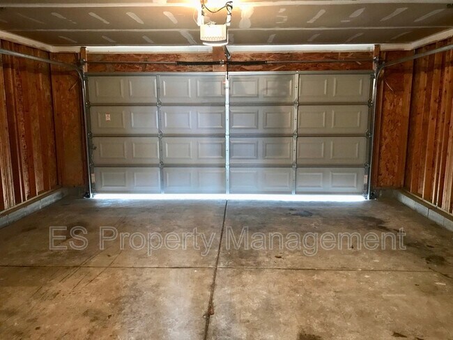 Building Photo - 5390 Lakeside Manor Dr