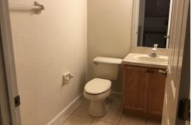 Building Photo - BEAUTIFUL 3 BEDFROOM, ,2.5 BATHROOMS TOWNH...