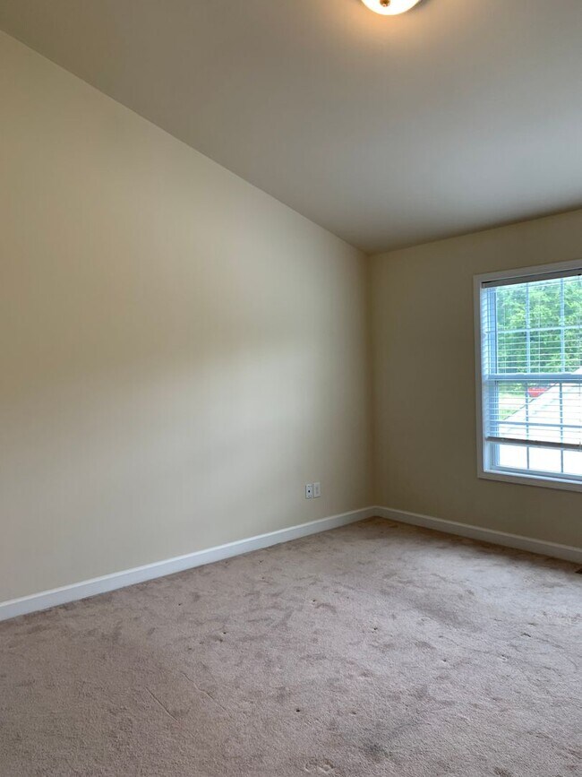 Building Photo - 2 Bedroom, 2.5 Bath Townhouse with detached one-car garage