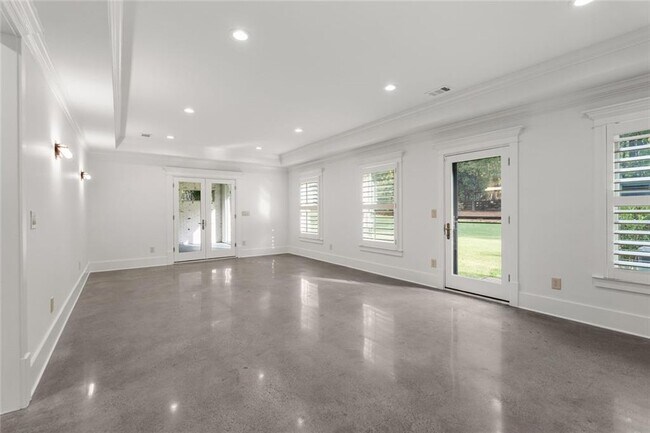 Building Photo - 390 Hembree Rd