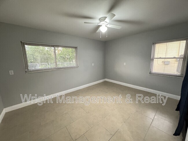 Building Photo - 427 Country Club Dr