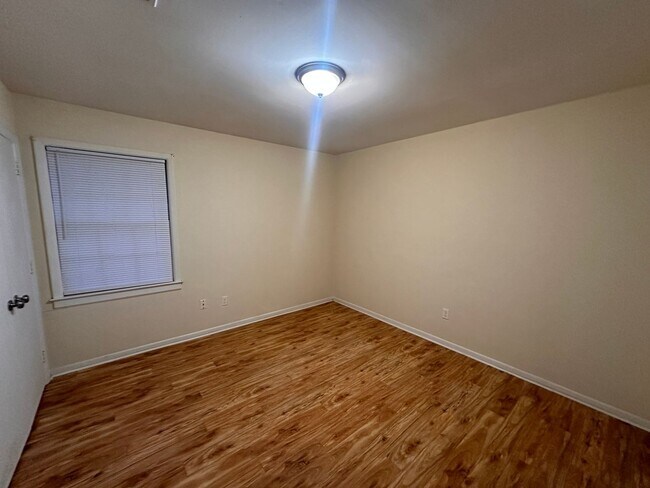 Building Photo - 801 Montclair Dr