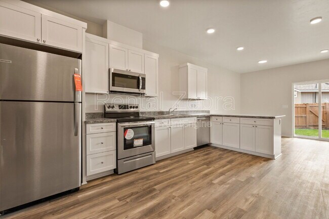 Building Photo - 1682 SW Salmon Ave