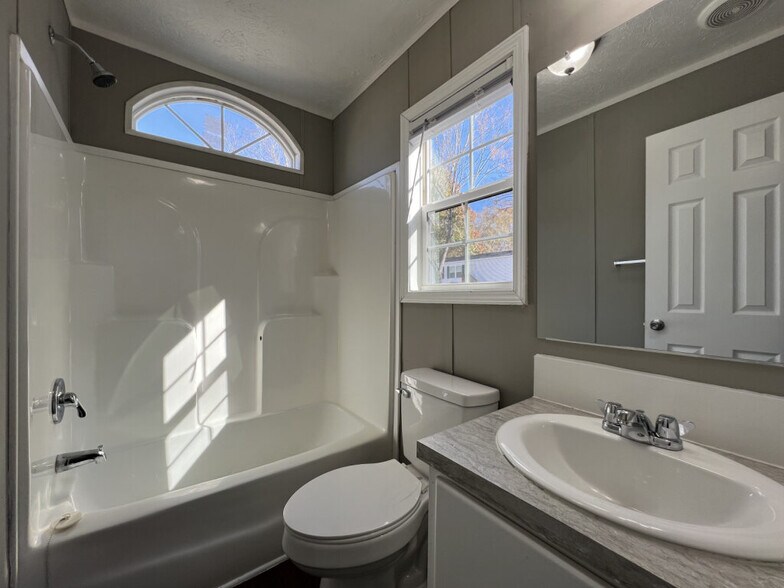 Building Photo - 125 E Sourwood Dr