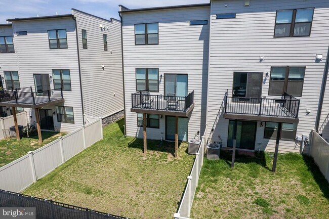 Building Photo - 870 Amity St