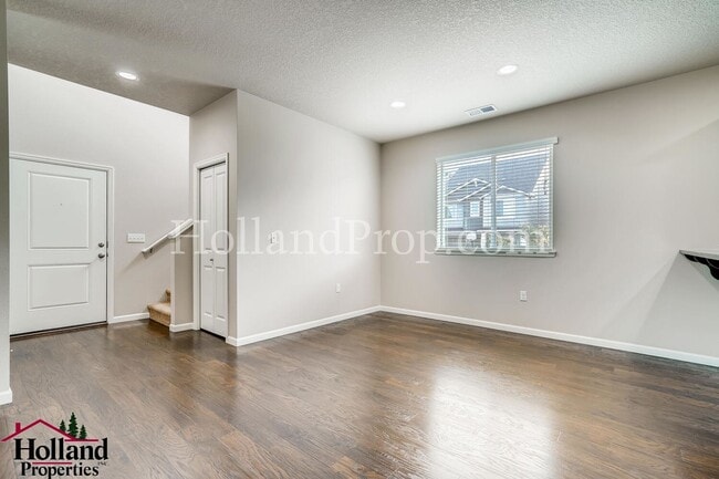 Building Photo - Charming 4-Bedroom Home Near Parks and Tra...