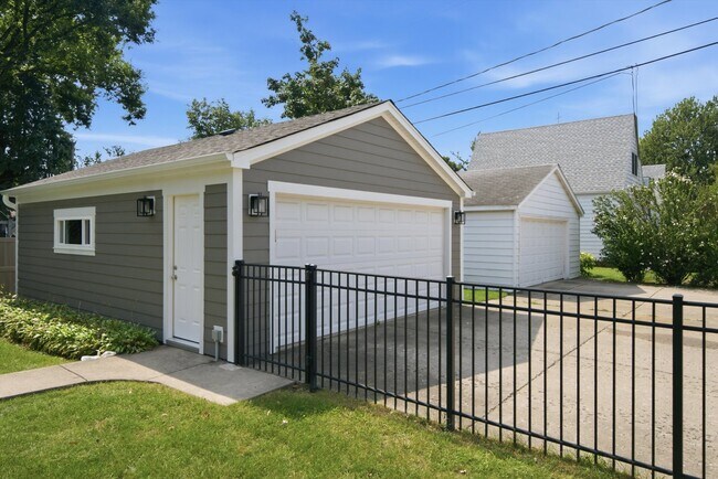 Building Photo - 586 S Hawthorne Ave