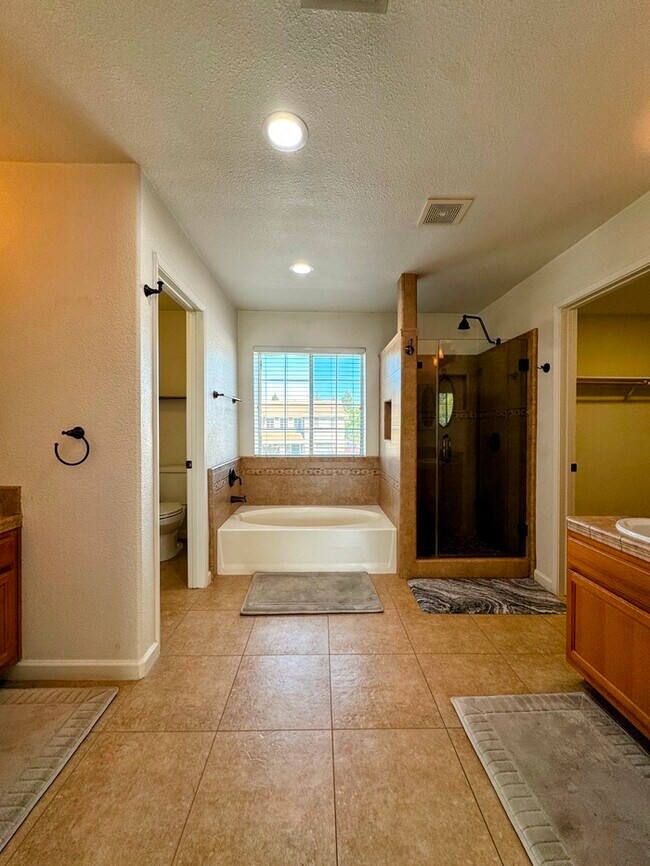 Building Photo - 4 bd 3 bth in Quiet Natomas Neighborhood