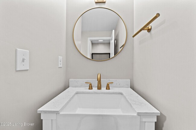 Building Photo - 1112 E Burnett Ave