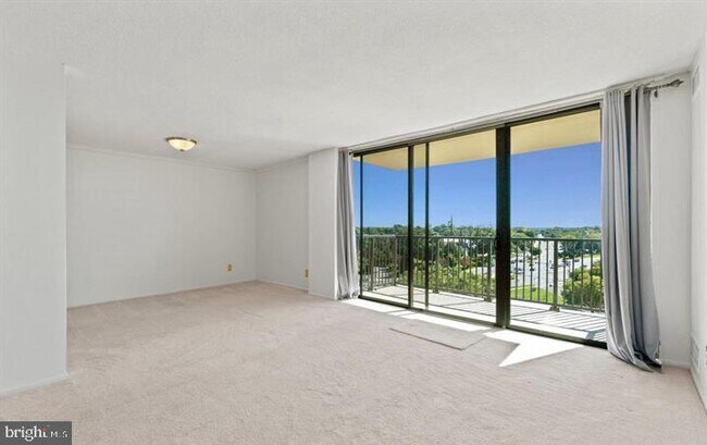 Building Photo - 118 Monroe St