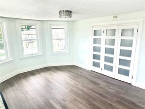 Building Photo - 804 Main St