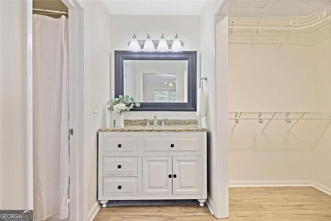 Building Photo - 911 Hollyfax Cir NE