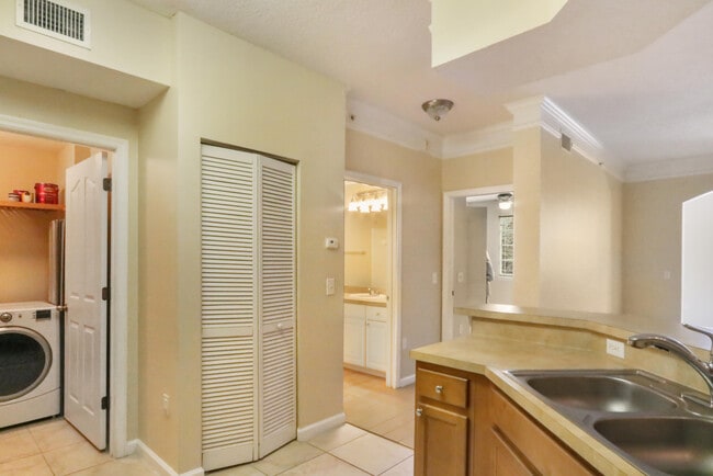 Building Photo - 3205 Myrtlewood Cir E